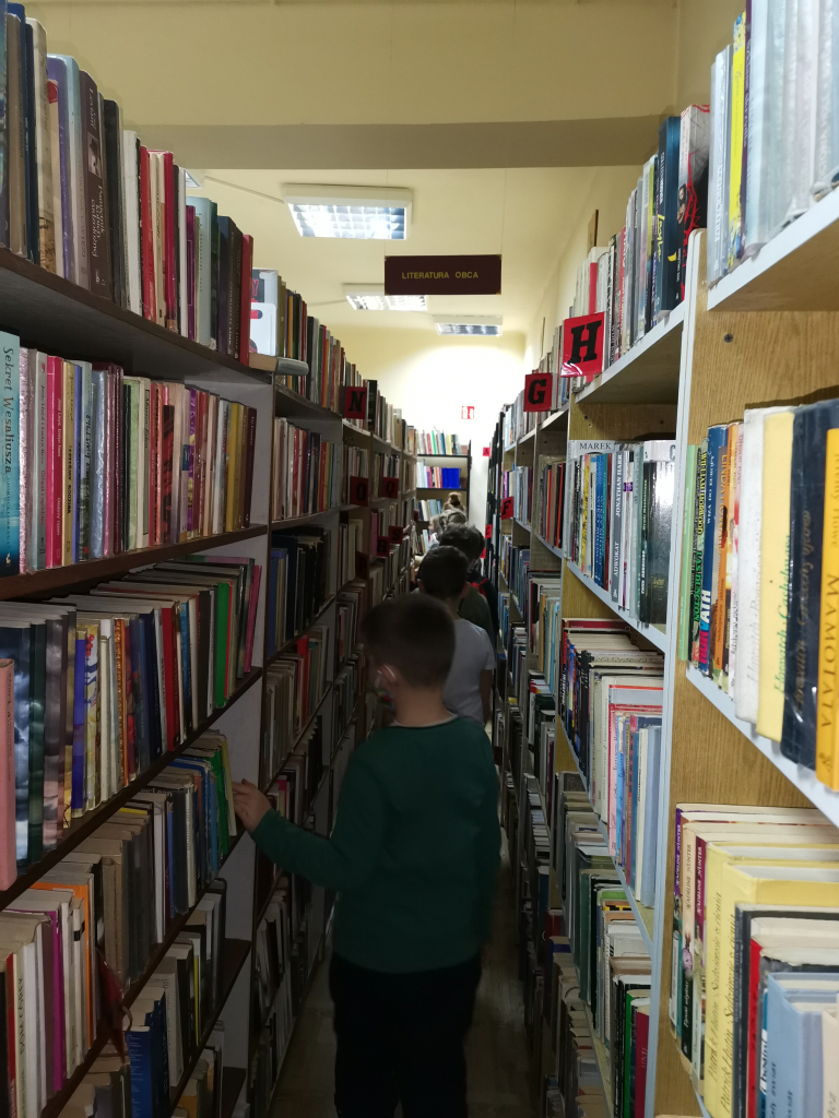 Dzieci zwiedzają Bibliotekę