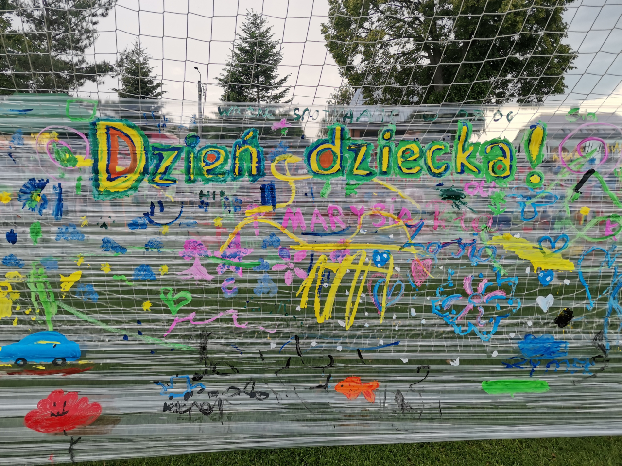 Obrazki namalowane przez dzieci na rozciągniętej folii 
