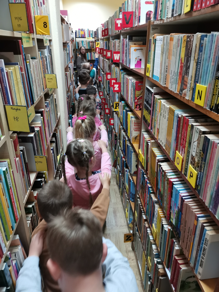 Pięciolatki zwiedzające bibliotekę
