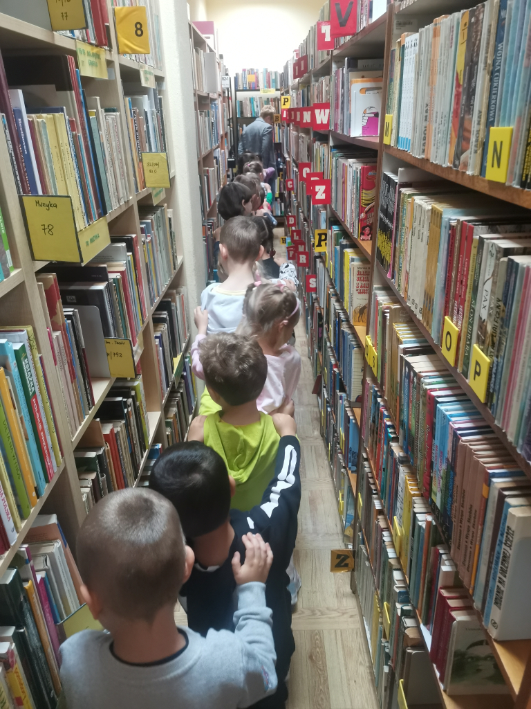 Dzieci zwiedzające bibliotekę
