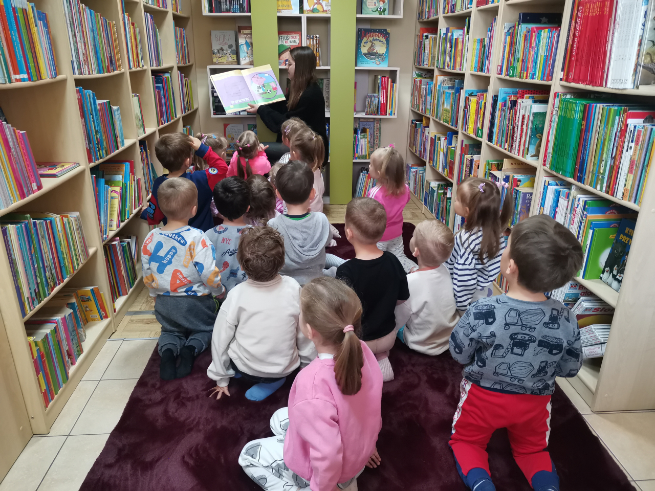 Dzieci słuchające czytanego opowiadania Wielkie pranie z książki W co się bawi Świnka Peppa