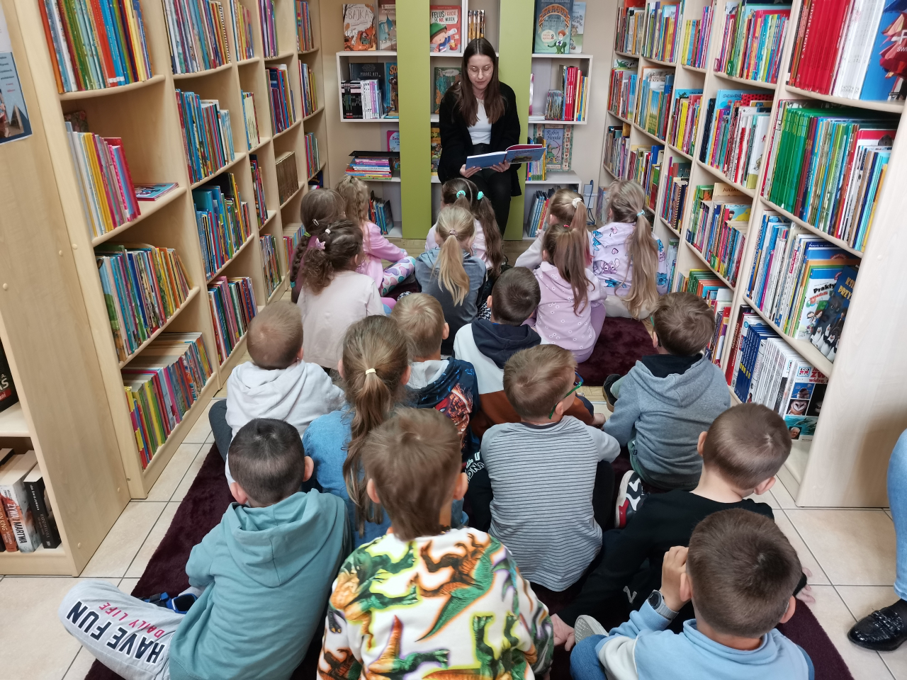 Dzieci słuchające opowiadań z książki Krasnal w Krzywej Czapce