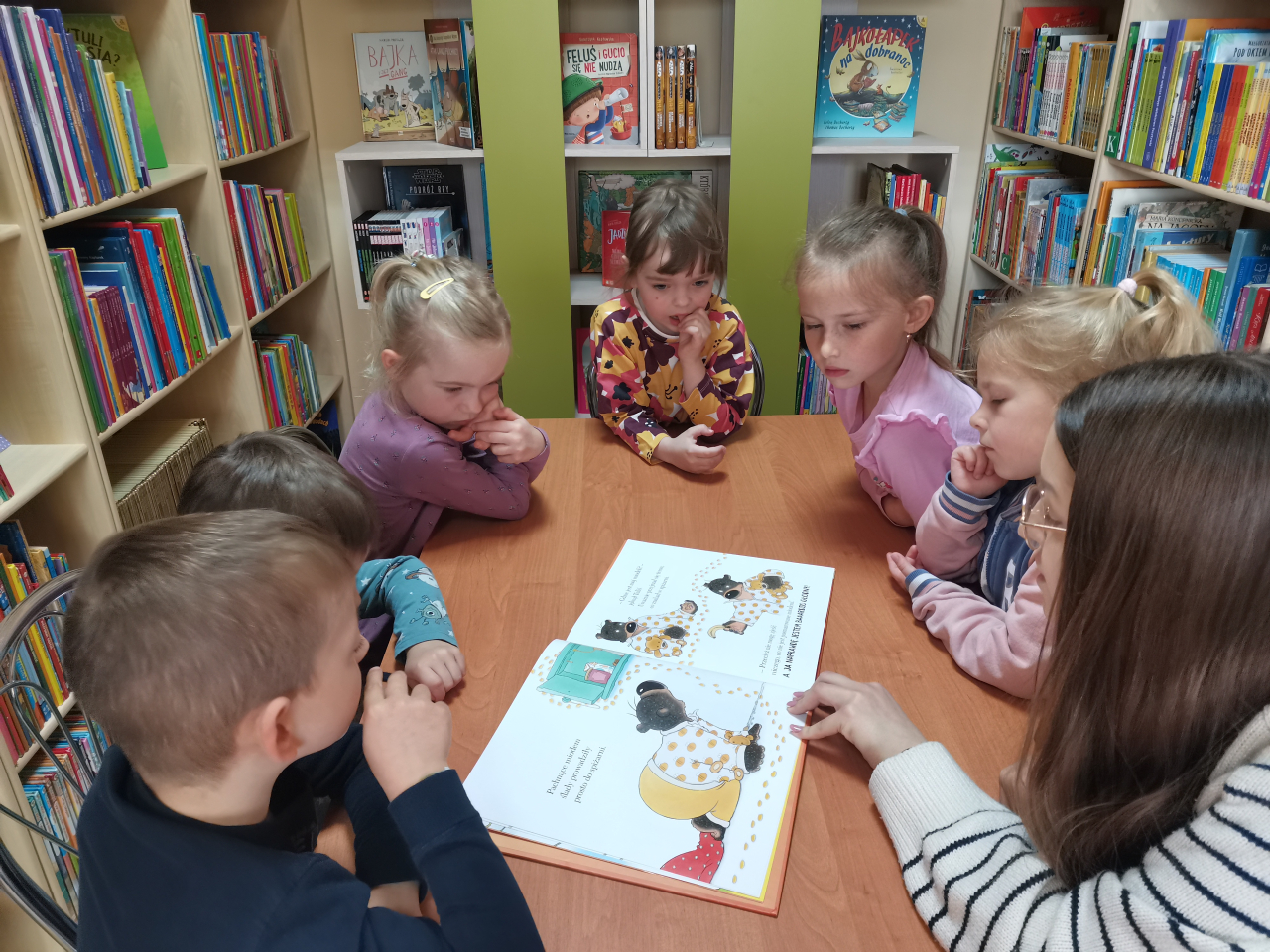 Dzieci słuchające czytanej książki Miś Tuliś piecze ciasteczka
