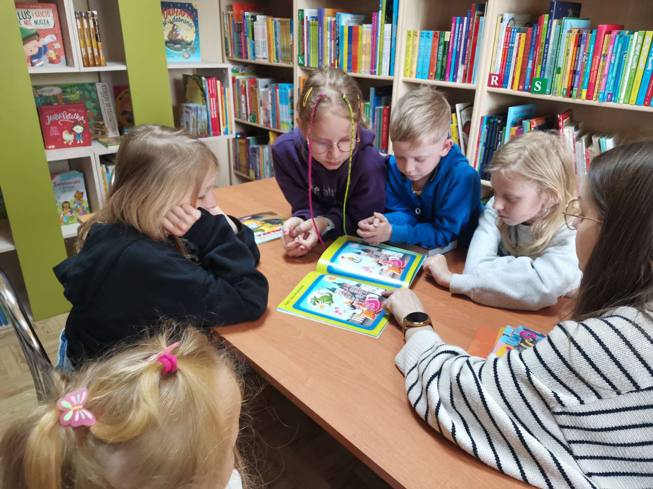 Dzieci rozwiązujące łamigłówki z czytanej książki Samochodzik Franek Poznaje Polskę