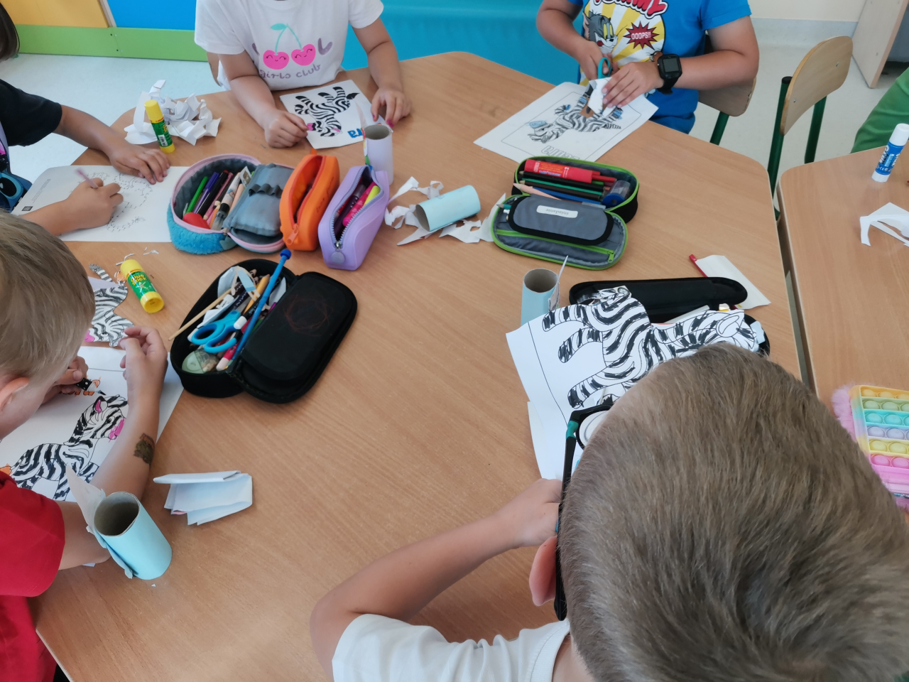 Przedszkolaki wykonują zebry na patyczku